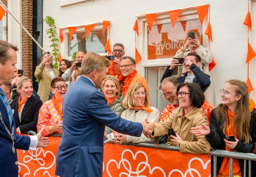 Koning Willem-Alexander begroet de bezoekers