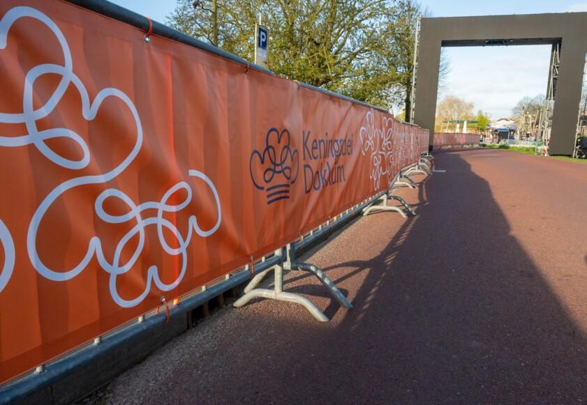 Hekwerkbanners in Dokkum tijdens Keningsdei